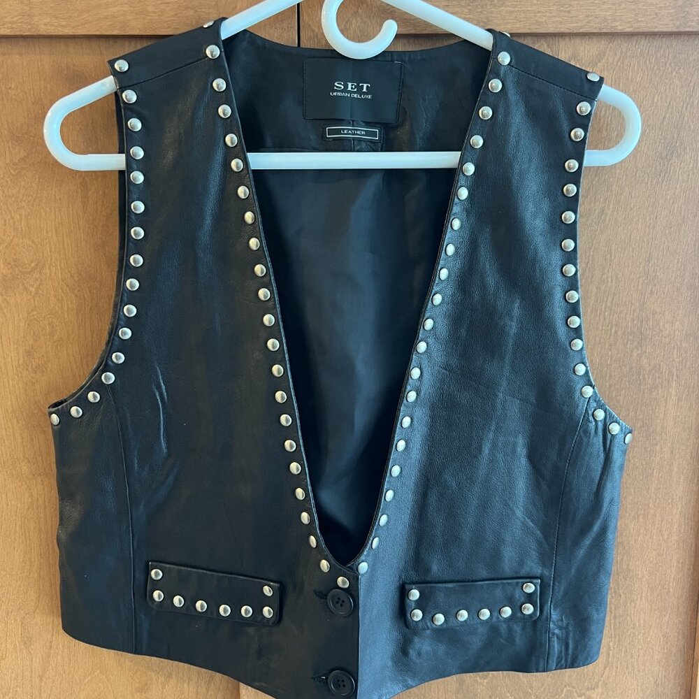 Sleeveless leather jacket